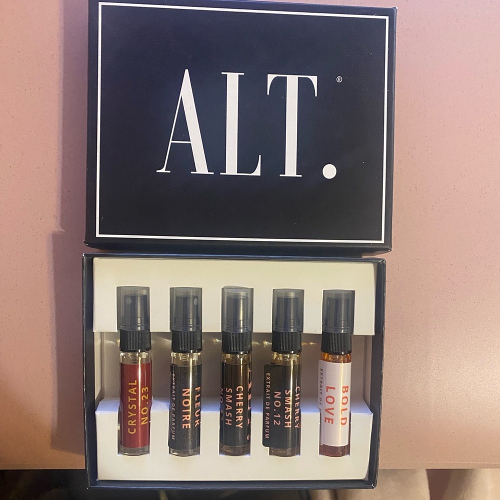 Alternative Women's Fragrance Set - Black and Gold